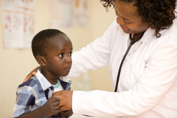 医生检查病人一个孩子在一个诊所